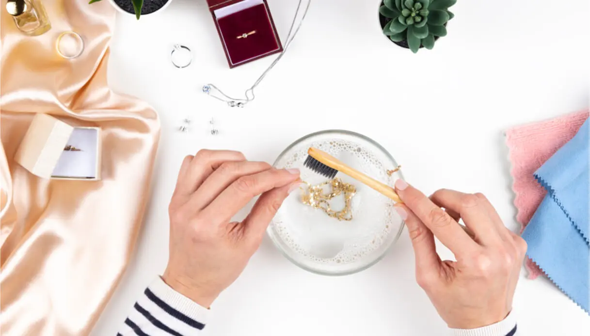 Come pulire gioielli in Oro Giallo 18 carati in modo naturale